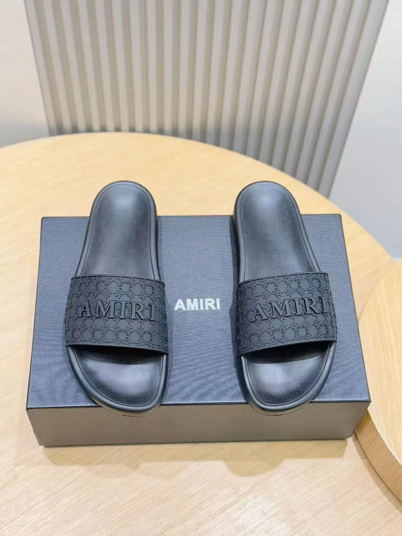 [AMIRI* Emil] P: 300💰 Size: 39-45 Official website new original 1:1 AMIRI* Emil classic men's slippers, high-end boutique, original material, TPU upper, foam bottom, fine workmanship, casual, loose and comfortable, a must-have in summer.